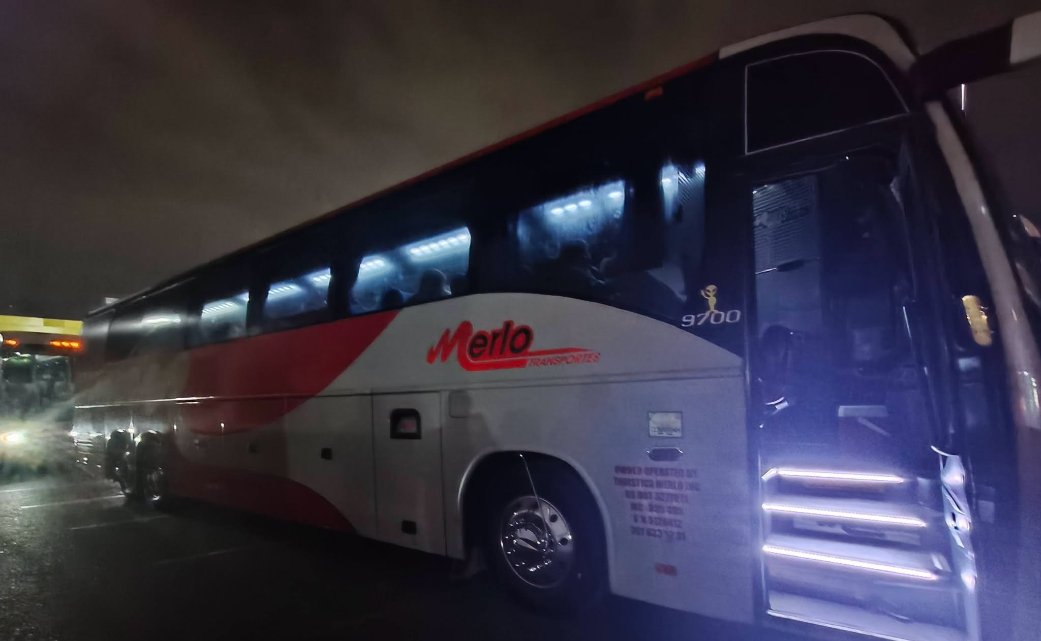 Autobús de Merlo Transportes viajando de noche